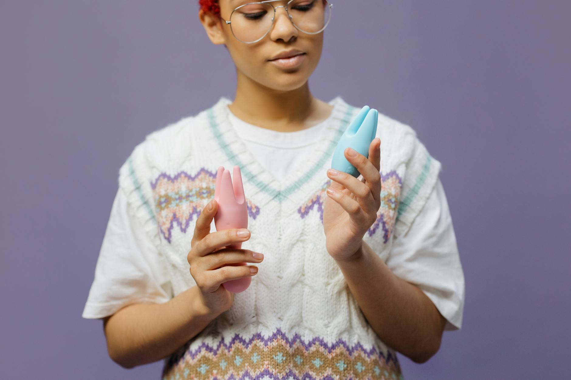 Hand holding a lemon on pink background, symbolizing gentle sensation and body reconnection